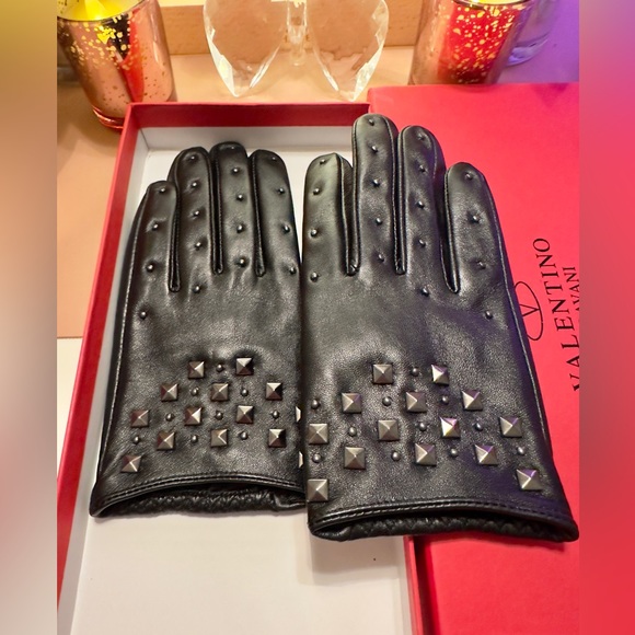 Valentino Garavani Rockstud Leather Gloves - Picture 3 of 5
